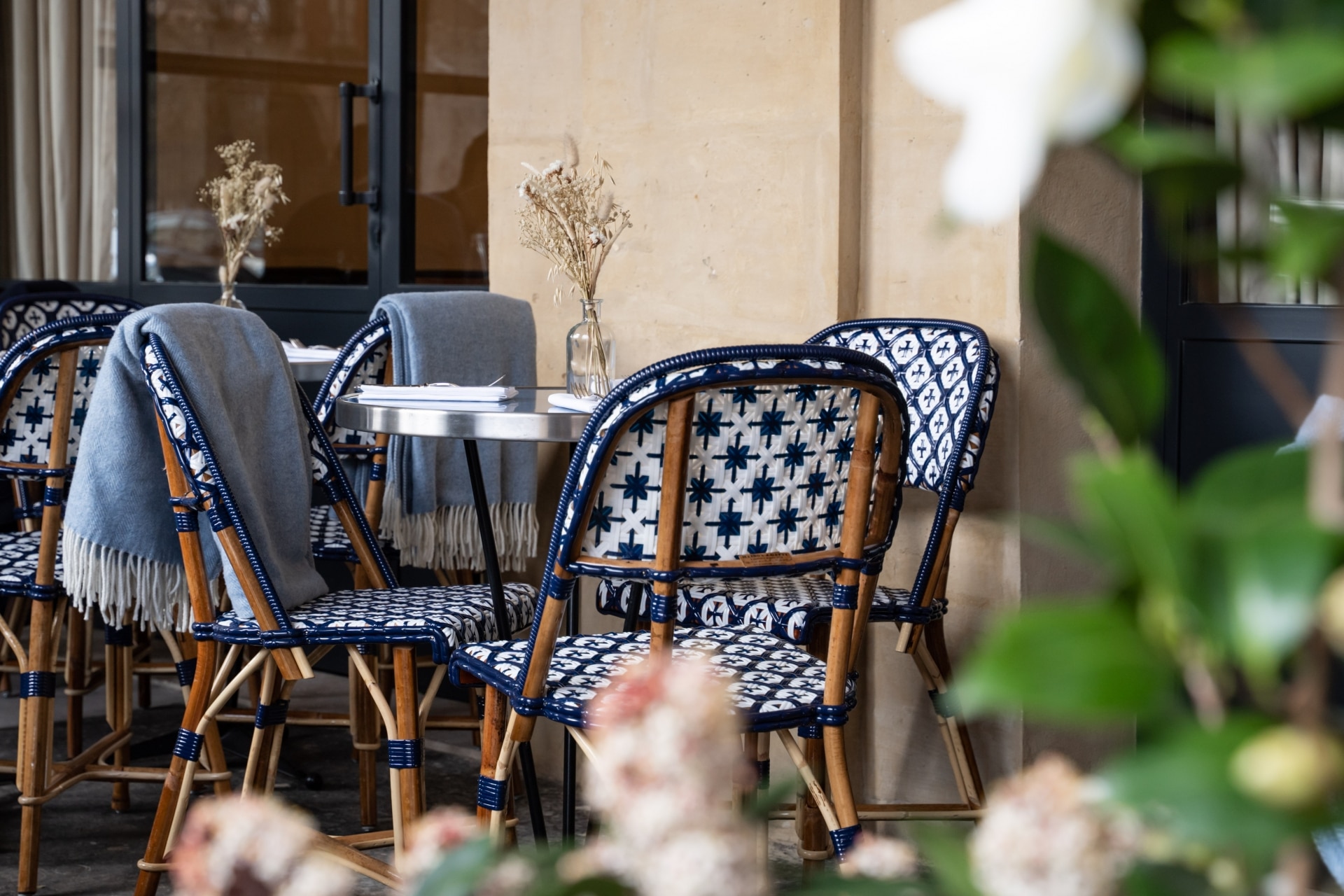 Image illustrant une des tables du salon de thé du Cours des Vosges. Avec ses chaises habillés d'un tissu premium bleu et blanc.